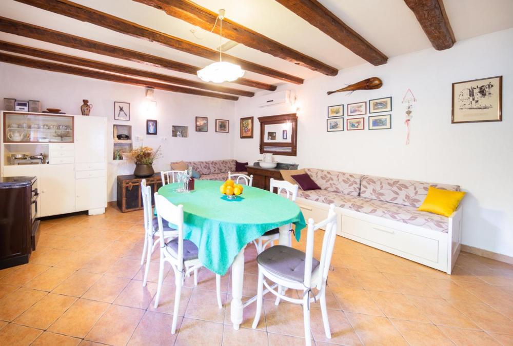 Holiday Home Burba Комижа Экстерьер фото